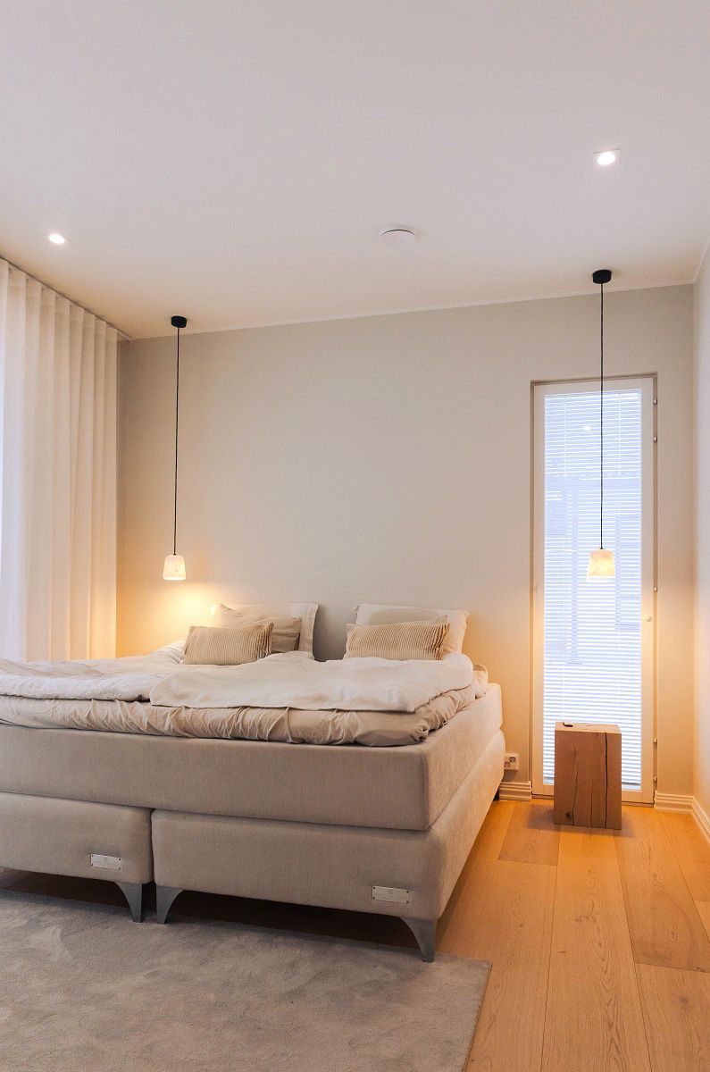 Illuminazione della camera da letto con faretti e lampade a sospensione KANTTI.